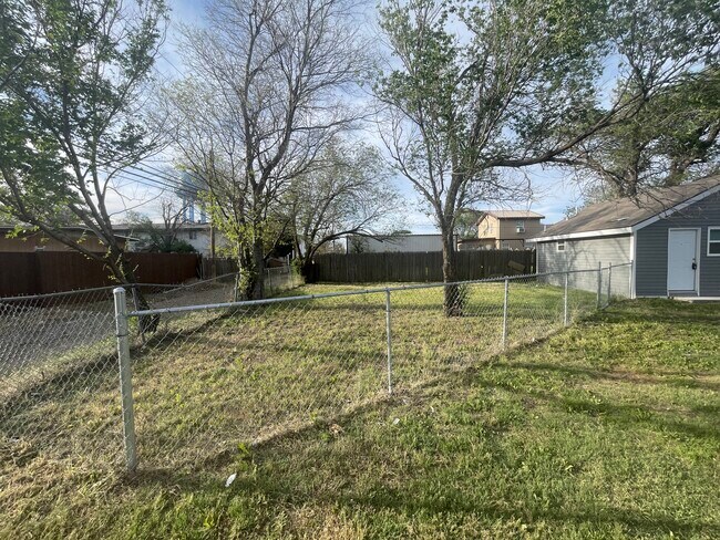 Building Photo - 706 S Forest St