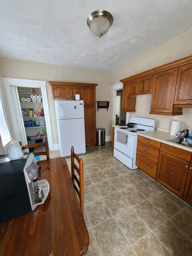 Kitchen - 430 W Otterman St