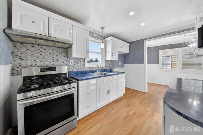 Building Photo - 114 Larch St