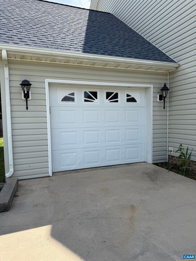 Building Photo - 216 Inglecress Rd