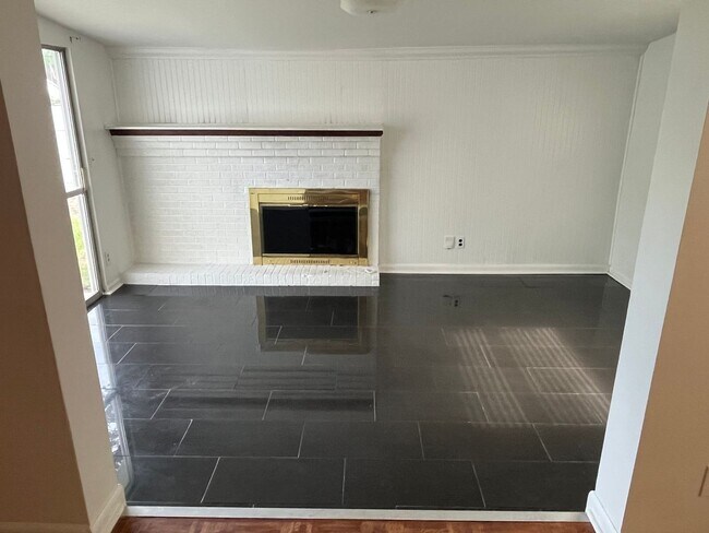 Foto del edificio - Beautiful 3 Bedroom 2 Bath Brick Home Located In Quiet Crystal Springs