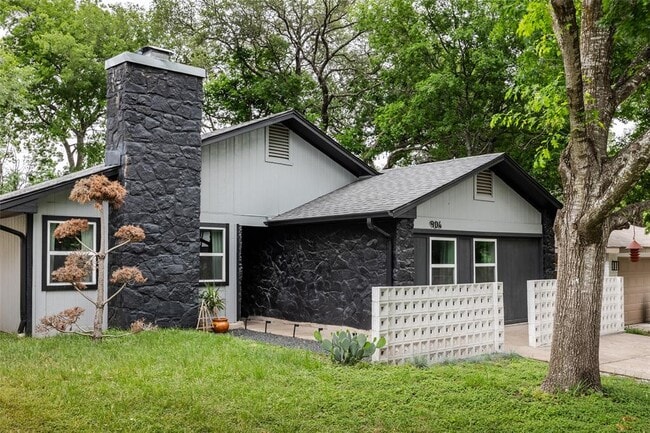 Foto del edificio - 904 Acorn Oaks Dr