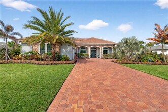 Building Photo - 5407 SW Pomegranate Way