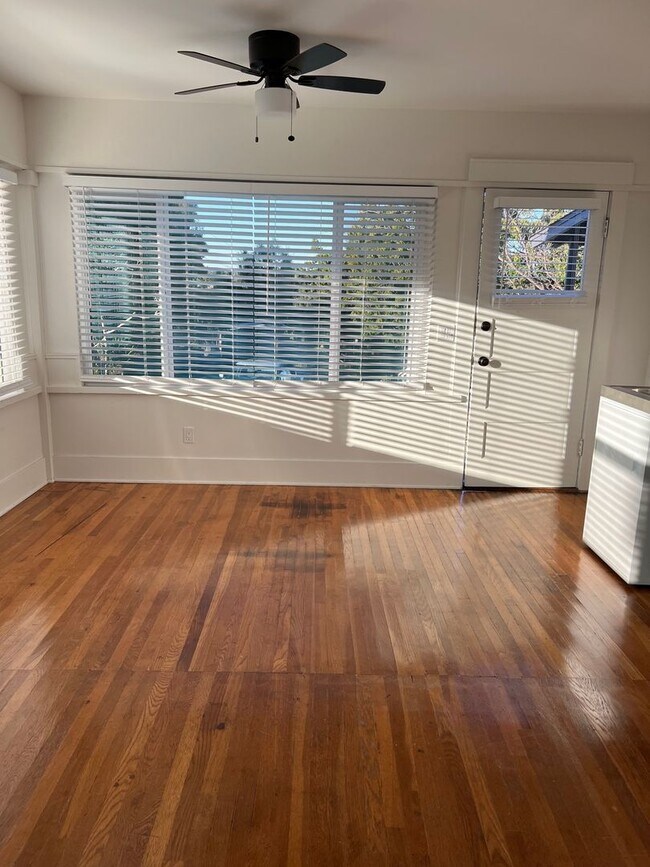 Building Photo - Newly renovated studio with views!