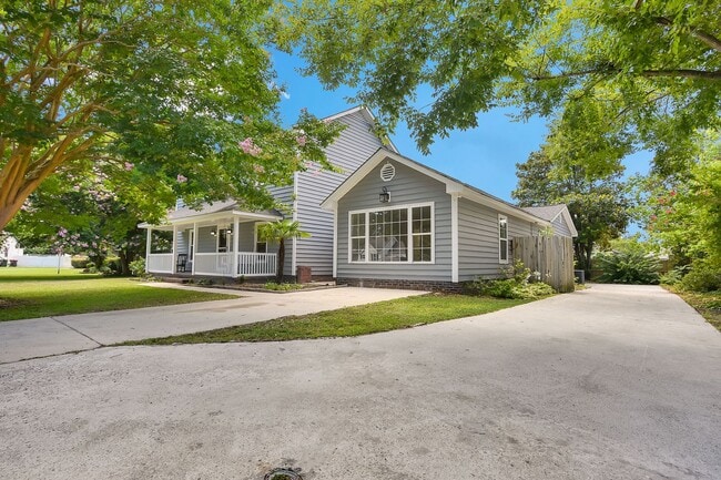 Building Photo - Gorgeous 4 bedroom, 3 1/2 bathroom home wi...