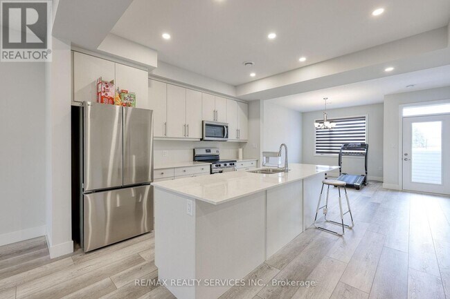 Building Photo - 925 Deveron Crescent