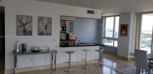 Foto del edificio - 6365 Collins Ave