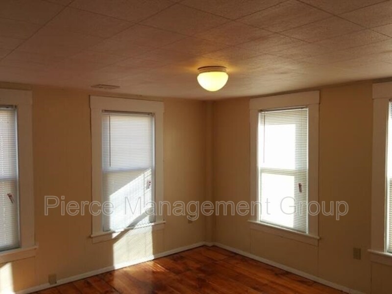 Foto del edificio - 11 1/2 Perkins Court