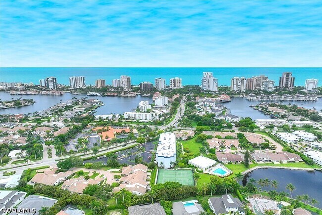 Foto del edificio - 571 Park Shore Dr