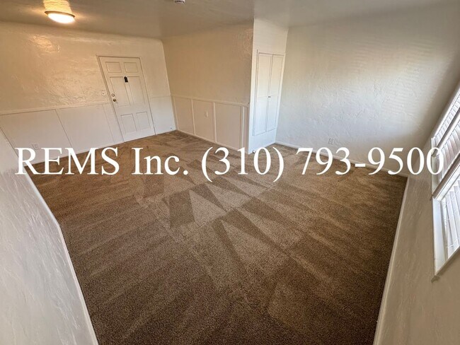 Foto del edificio - Refurbished Upstairs Apartment w/ Parking
