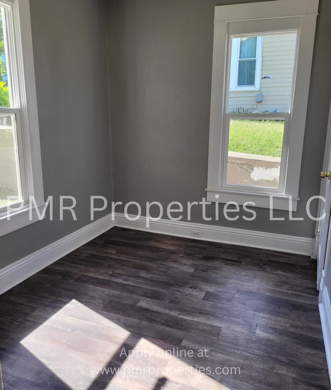 Building Photo - 3 Bedroom / 1 Bathroom House