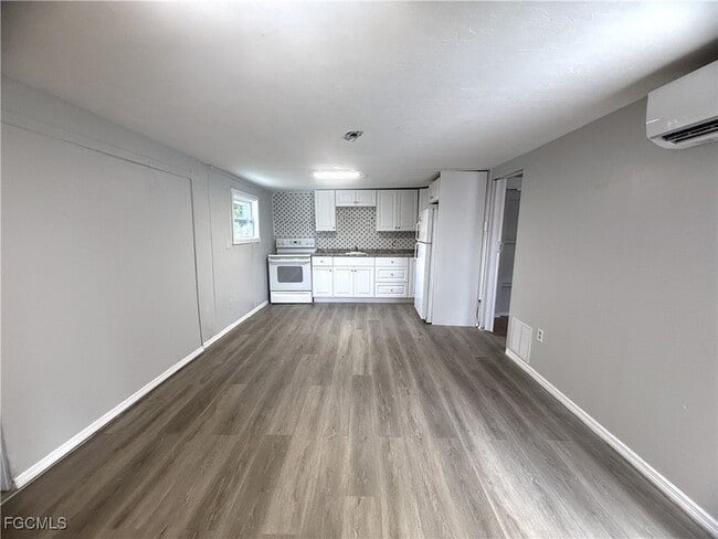 Building Photo - 8239 Suncoast Dr