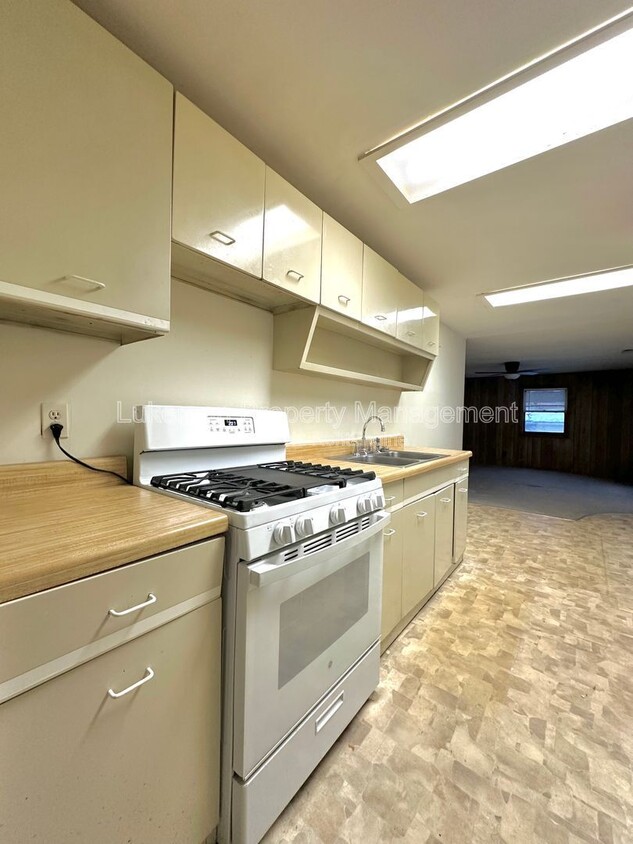 Primary Photo - 1202 Orchard Dr