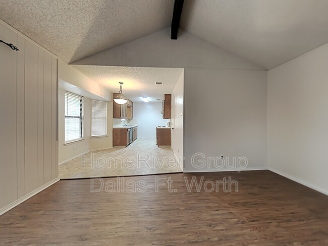 Building Photo - 6632 Redbud Dr