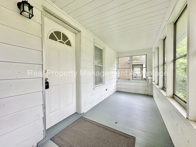 Building Photo - 541 Pearson St