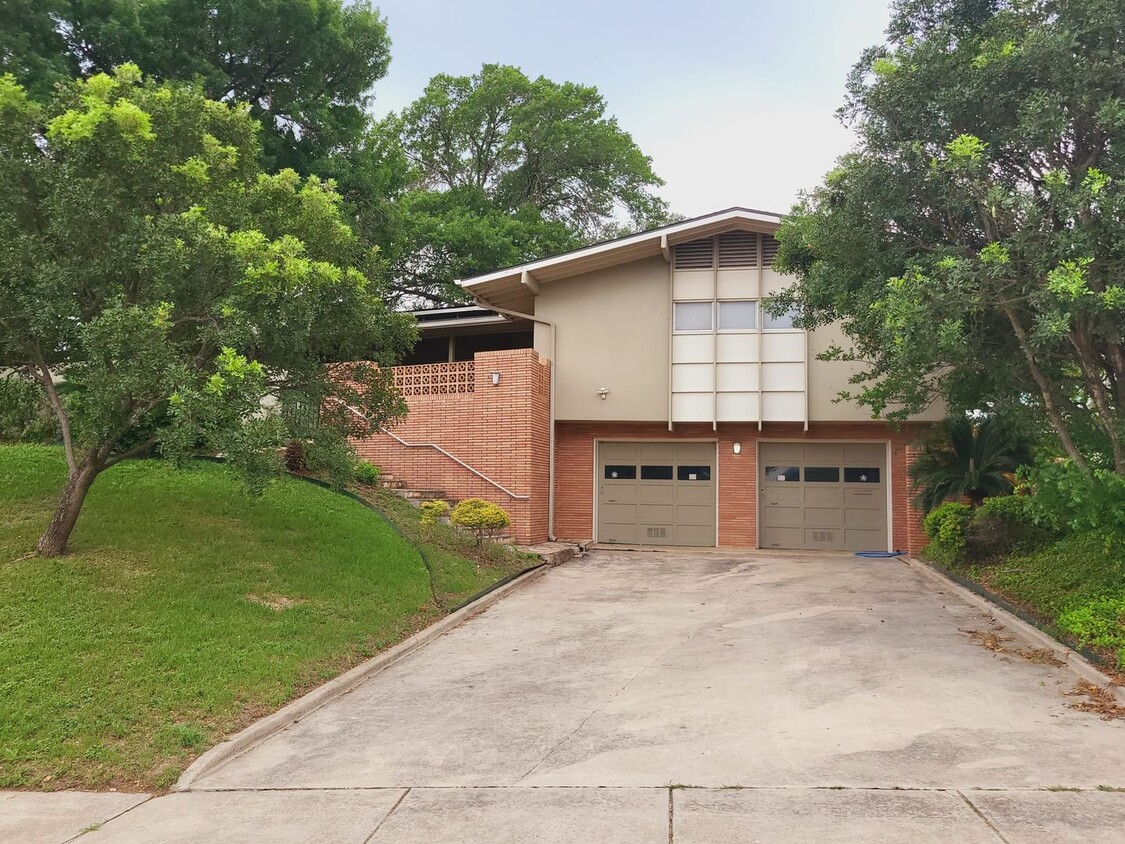 Foto principal - Mid-century home ready for move-in