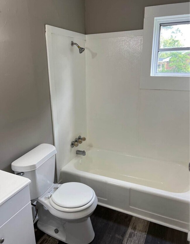 Building Photo - 2 Bed 1 Bath Home