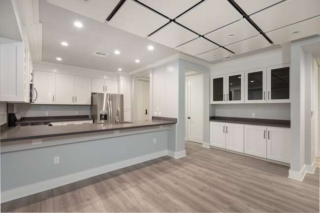 Building Photo - 1350 S Roxbury Dr