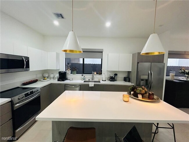 Building Photo - 3 br, 3.5 bath Townhome - 310 SW 9th St # 1