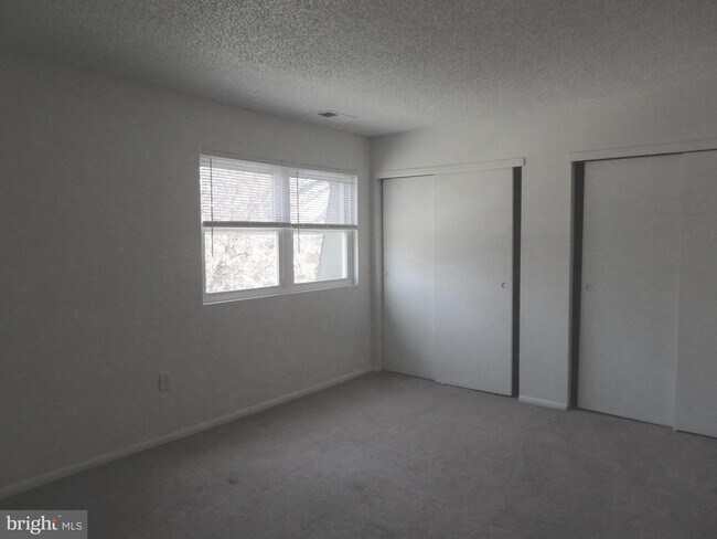 Building Photo - 424 Meadowview Ln