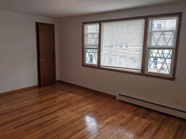Building Photo - 16 Kingsland Ave
