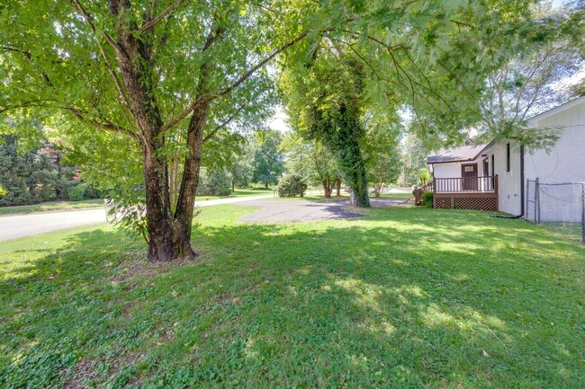 Building Photo - Great 2BE/.5BA duplex in the awesome 12th ...