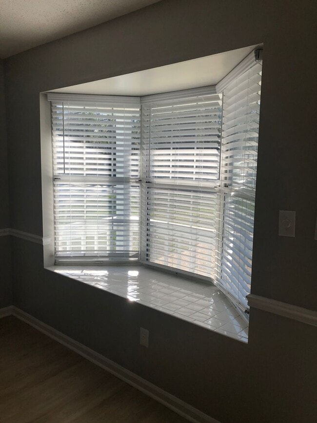 Building Photo - GREAT LOCATION - Recently Remodeled