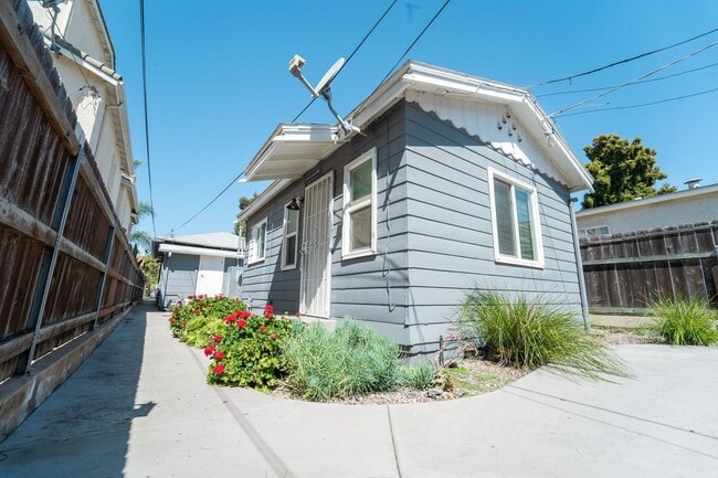 Building Photo - 4653-4655 Utah St.