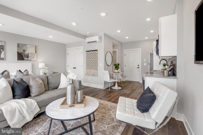 Building Photo - 1924 N Front St