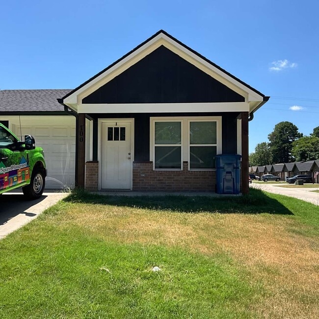 Building Photo - 100 Chloe Dr
