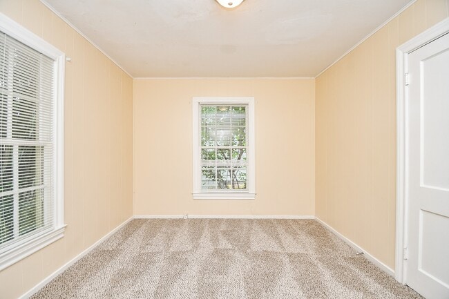 Building Photo - 225 17th Ave N