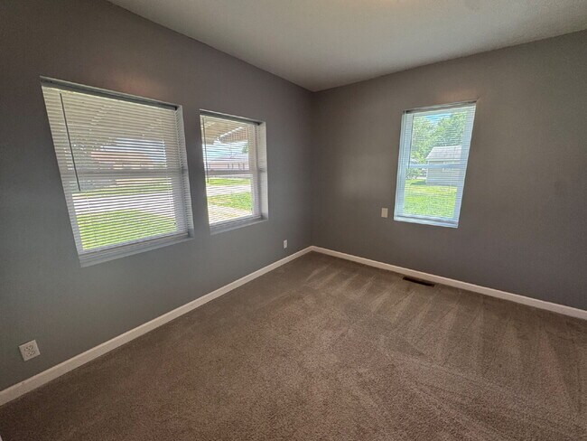 Foto del edificio - Charming 3-Bedroom Haven in Springfield with Spacious Living!