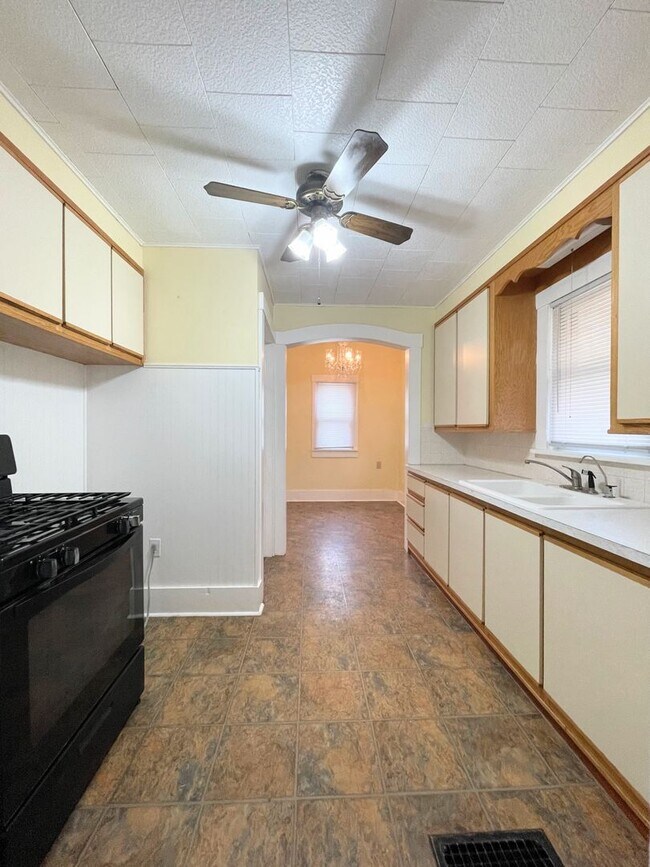 Building Photo - 3 Bedroom With Oversized Garage