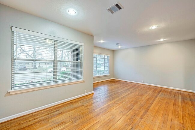 Foto del edificio - 1135 W 31st St