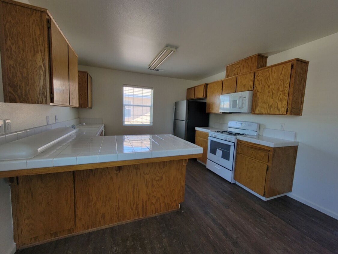 2303 W Lark Ave Unit 2309 W.Lark, Visalia, CA 93291 Room for Rent in