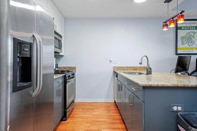 Foto del edificio - 437 W Division St