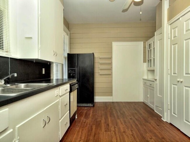 Foto del edificio - 706 1/2 W 28th St