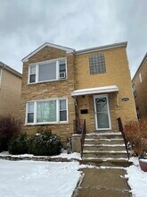 Building Photo - 6606 W Devon Ave