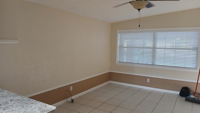 Sala de estar con aire acondicionado split - 2286 Sherwood Dr