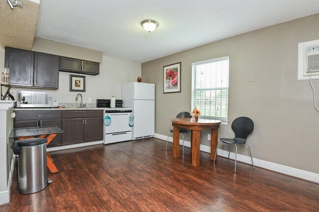 Building Photo - 3201 Laura Koppe Road Unit E23