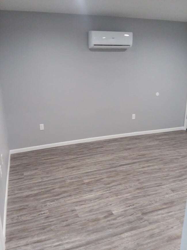 Building Photo - Small Efficient One Bedroom