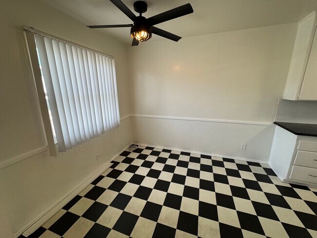 Foto del edificio - 1748 S Robertson Blvd
