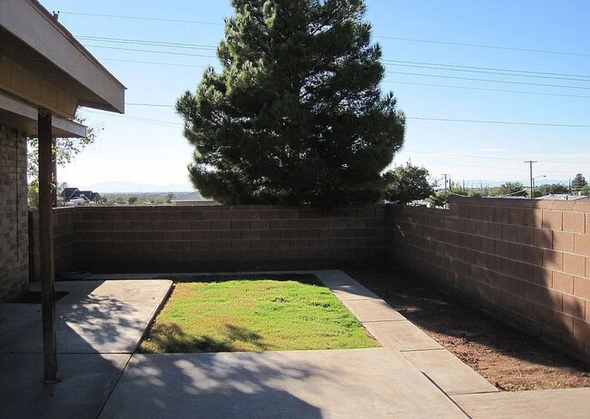 Building Photo - 2201 Mesa Ln