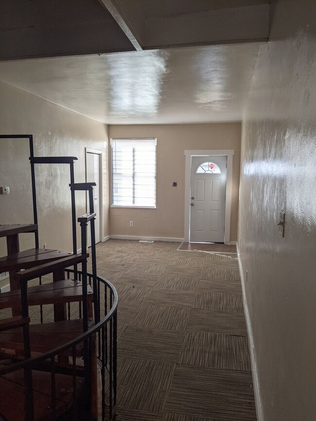 Building Photo - Oakland 2 Bedroom 1 bath house convenient ...