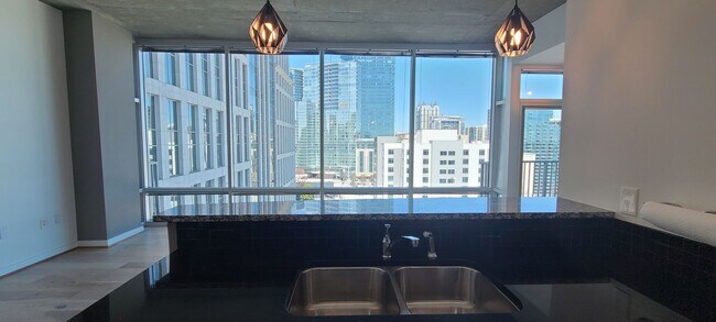 Foto del edificio - Corner unit 1 bed 1 bath Condo at Metropol...