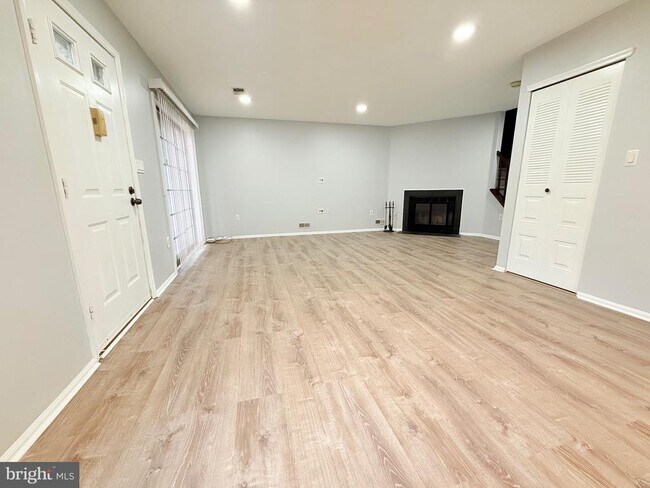 Building Photo - 31 Drewes Ct