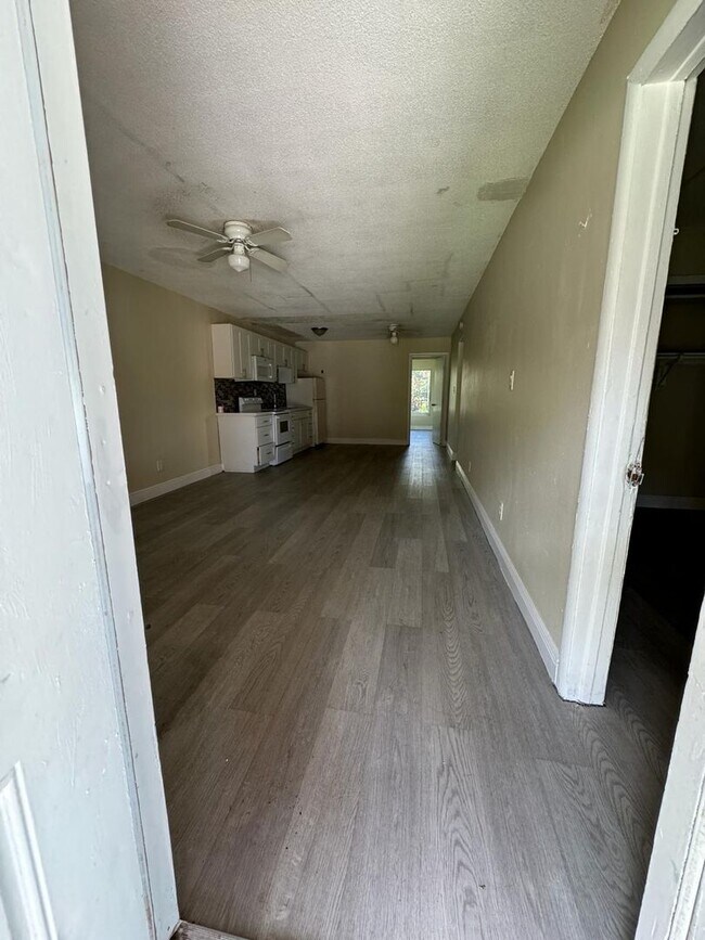 Building Photo - Large 3-1 Apt off Broward Blvd