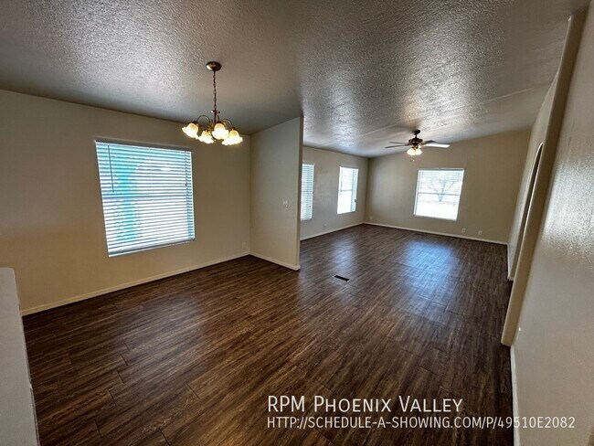 Building Photo - Large lot, NO HOA Split Floor Plan 3 bed/2...