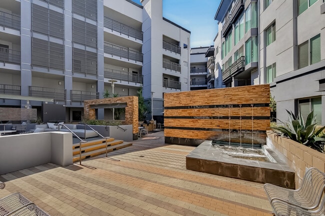 Foto del edificio - 629 Traction Ave