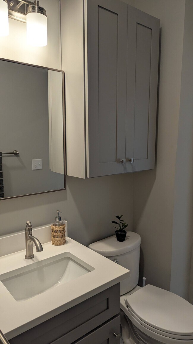 Baño completo con puertas de cierre suave y espacio adicional para guardar la ropa blanca. - 4216 Mercier St